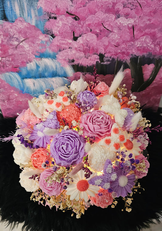 Arreglo Floral Grande en Cesta de Pajas con Luces LED – Personalizable, Flores Secas y Aromas