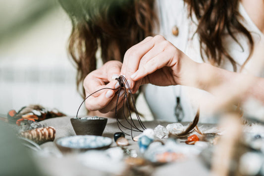 🌿✨ El Renacer del Handmade: Por Qué lo Hecho a Mano Vale Más que Nunca en una Era que se Olvida lo Artesanal
