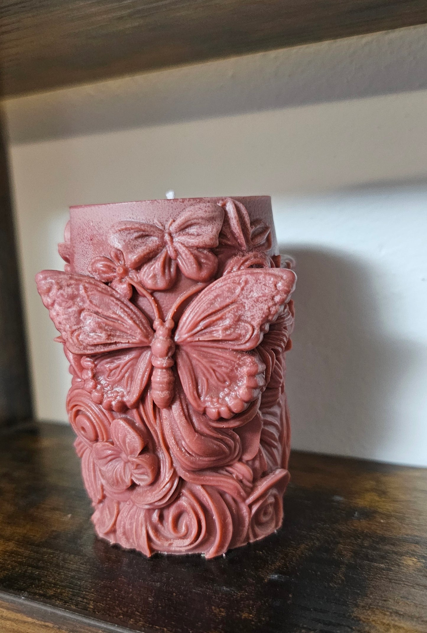 🕯️🦋 Mariposas y flores en una vela única 🌸✨