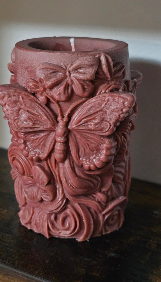 🕯️🦋 Mariposas y flores en una vela única 🌸✨