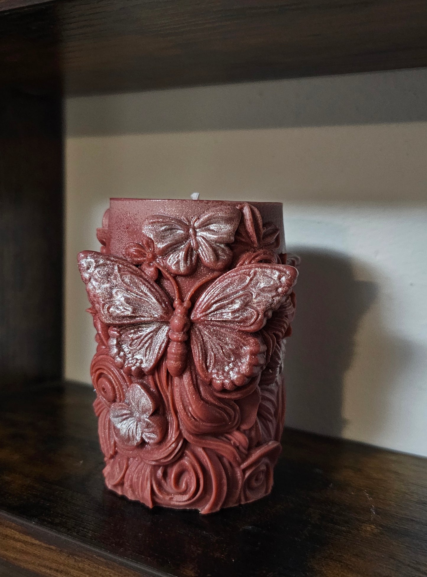 🕯️🦋 Mariposas y flores en una vela única 🌸✨