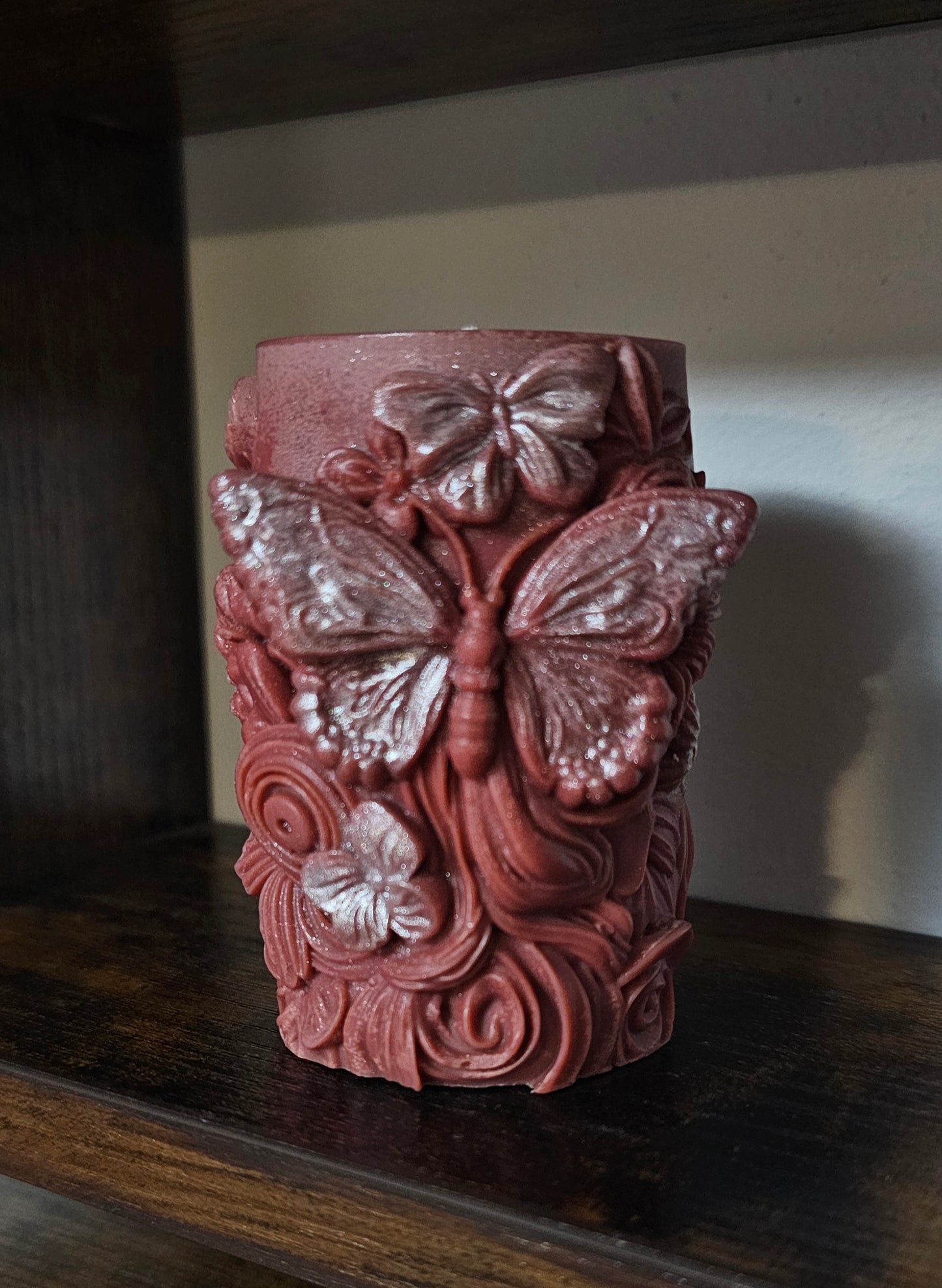 🕯️🦋 Mariposas y flores en una vela única 🌸✨