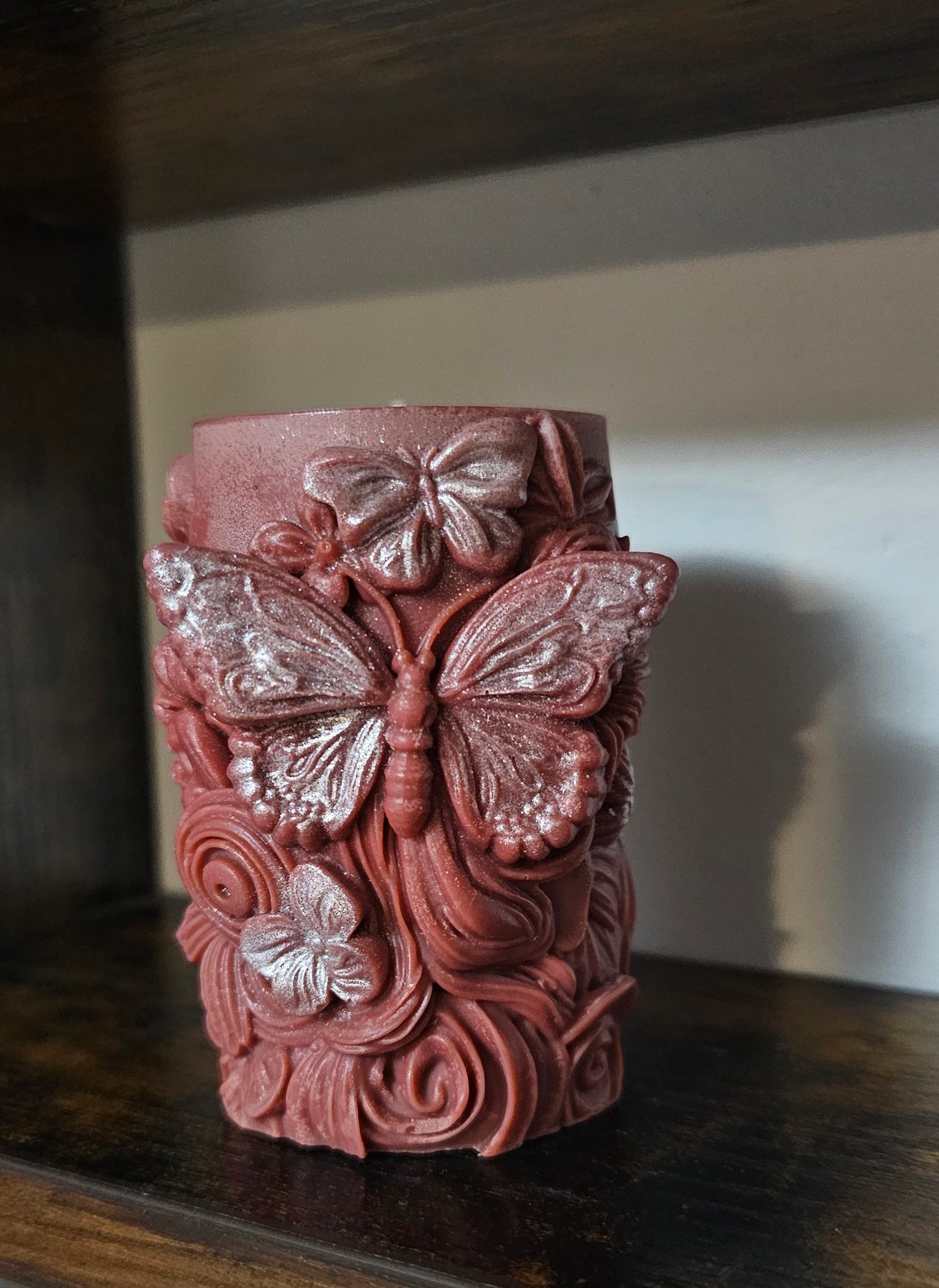 🕯️🦋 Mariposas y flores en una vela única 🌸✨