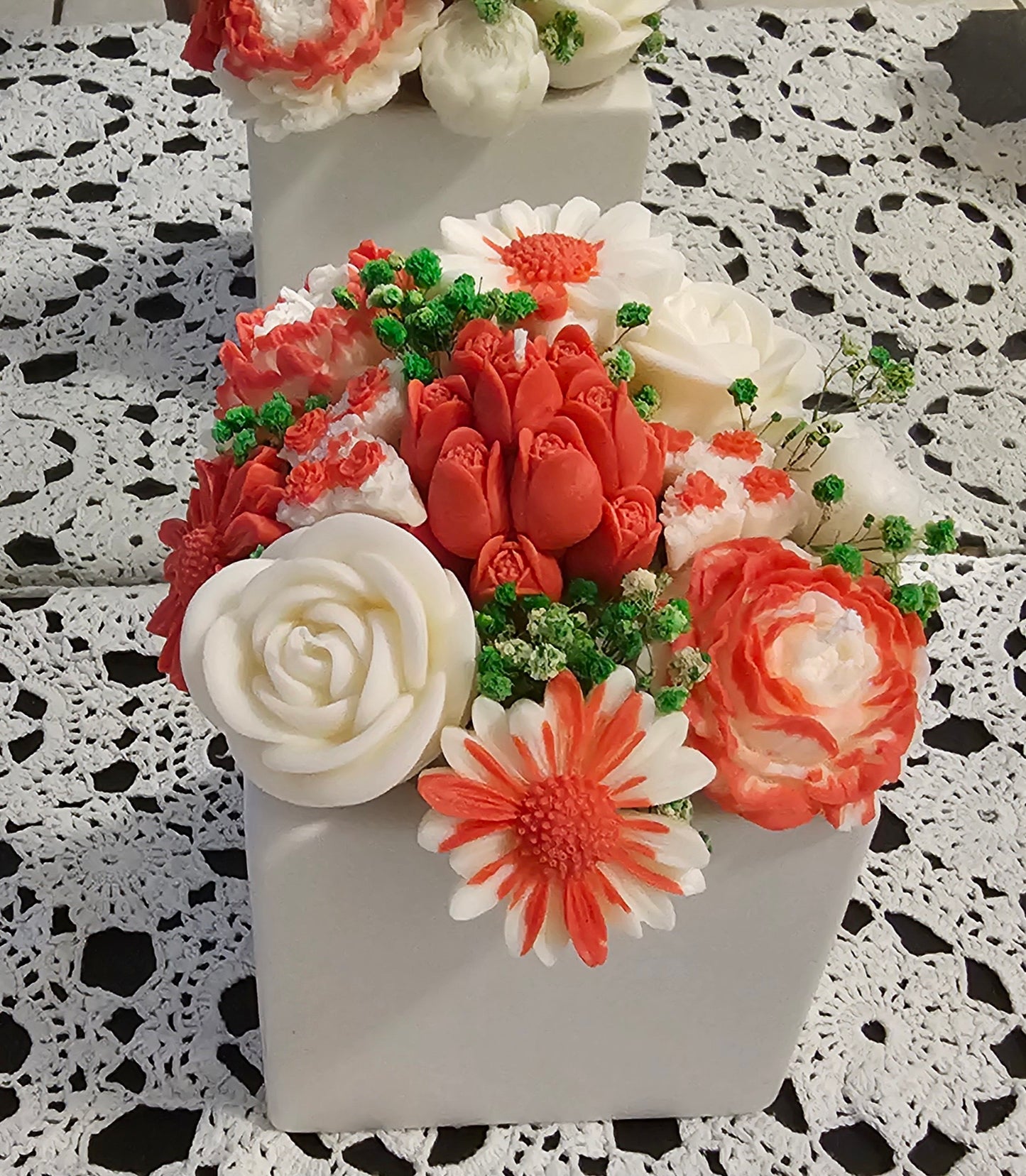 Arreglo Floral en Vaso Cerámico – Personalizable y a Tu Gusto