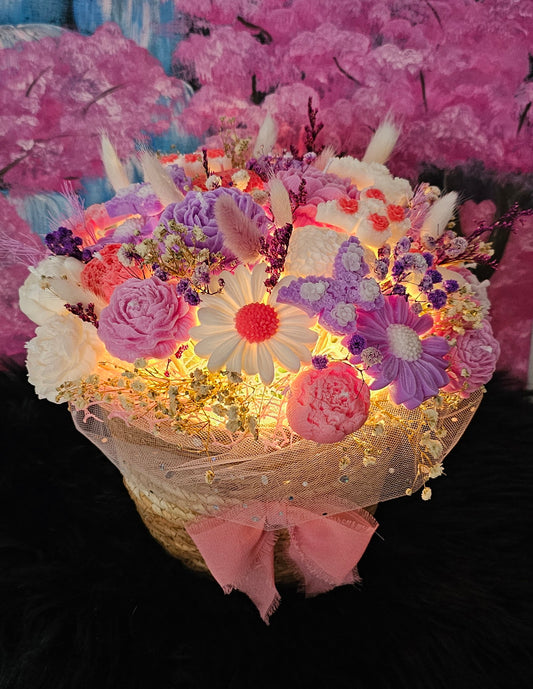 Arreglo Floral Grande en Cesta de Pajas con Luces LED – Personalizable, Flores Secas y Aromas