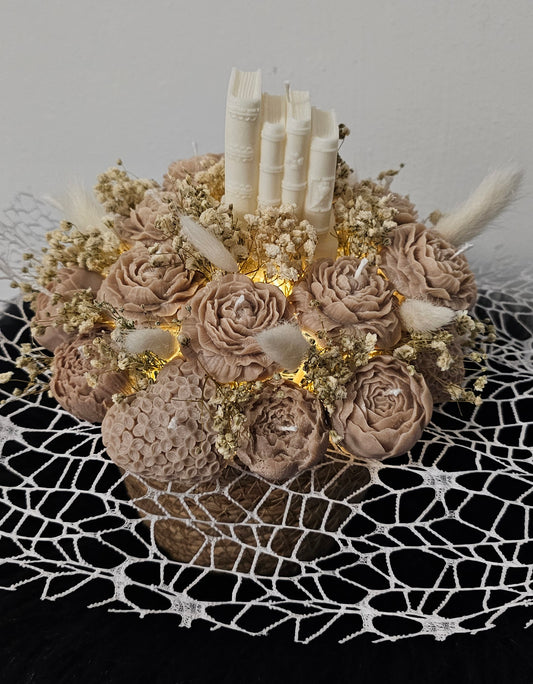 Arreglo Floral para Amantes de los Libros – Elegancia Intelectual y Estilo Artesanal